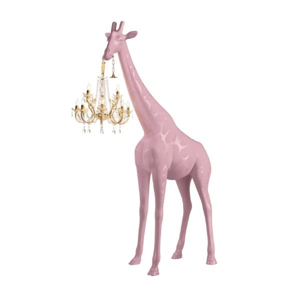 Qeeboo giraffa lampada in love M indoor Pink vista diagonale su sfondo bianco