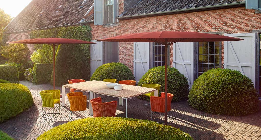 Tavolo da esterno sotto ombrelloni in giardino per zona dining outdoor
